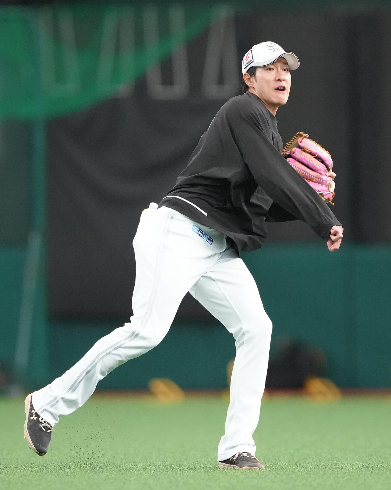 西武対ソフトバンク　試合前、キャッチボールで調整するソフトバンク柳田悠岐　（撮影・足立雅史）