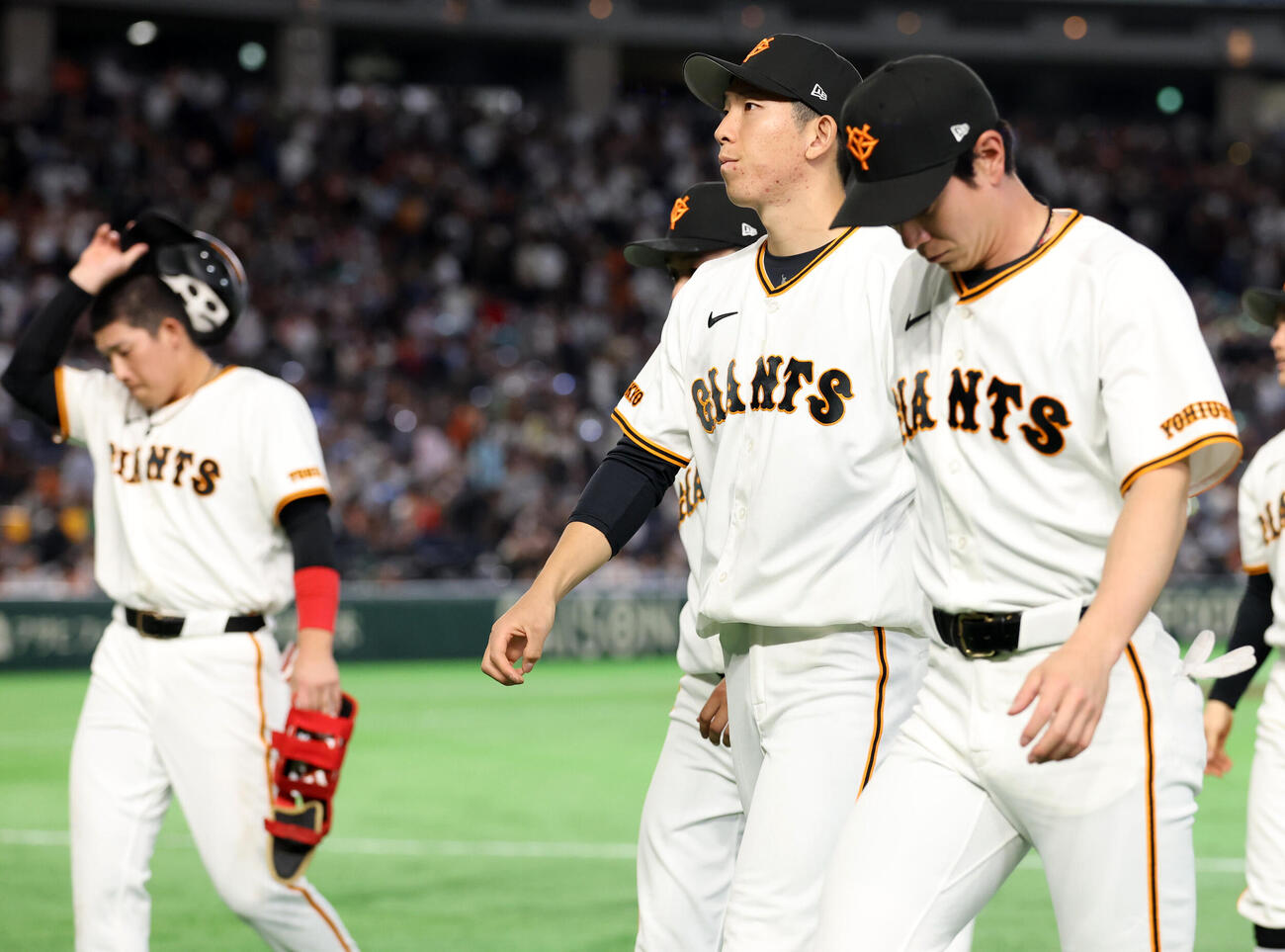 巨人対ヤクルト　3連敗を喫し、悔しそうに引き揚げれる戸郷翔征（中央）ら巨人ナイン（撮影・浅見桂子）