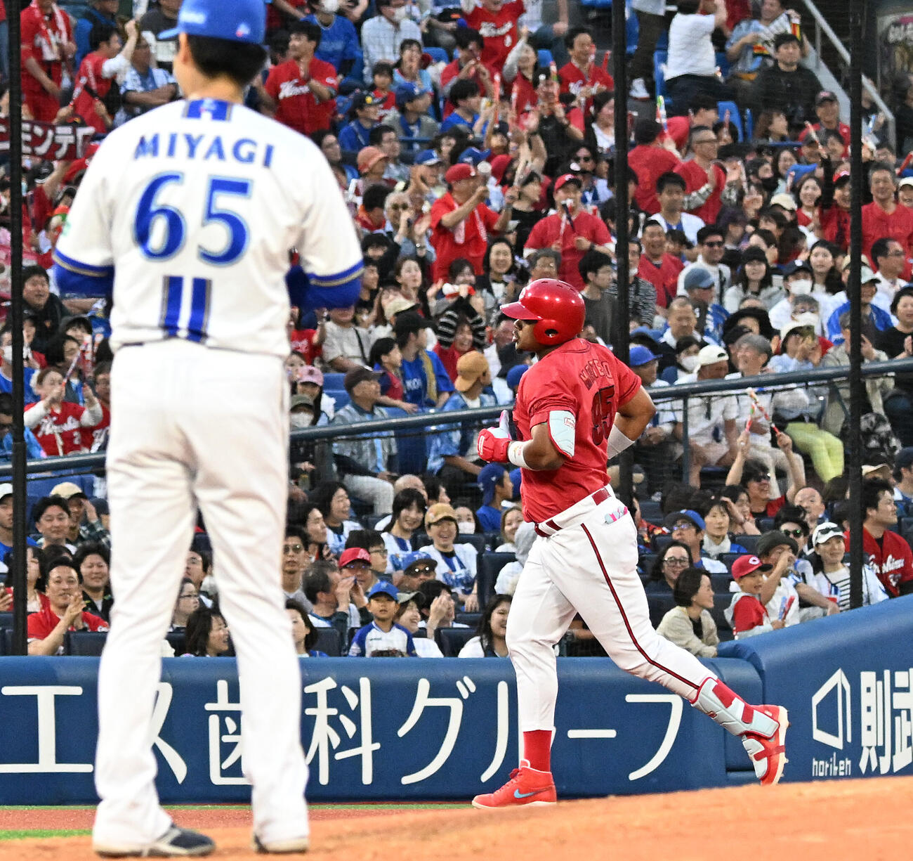 DeNA対広島　9回表広島二死二塁、DeNA宮城滝太（左）から2点本塁打を放ち、本塁に向かうモンテロ（撮影・千葉一成）