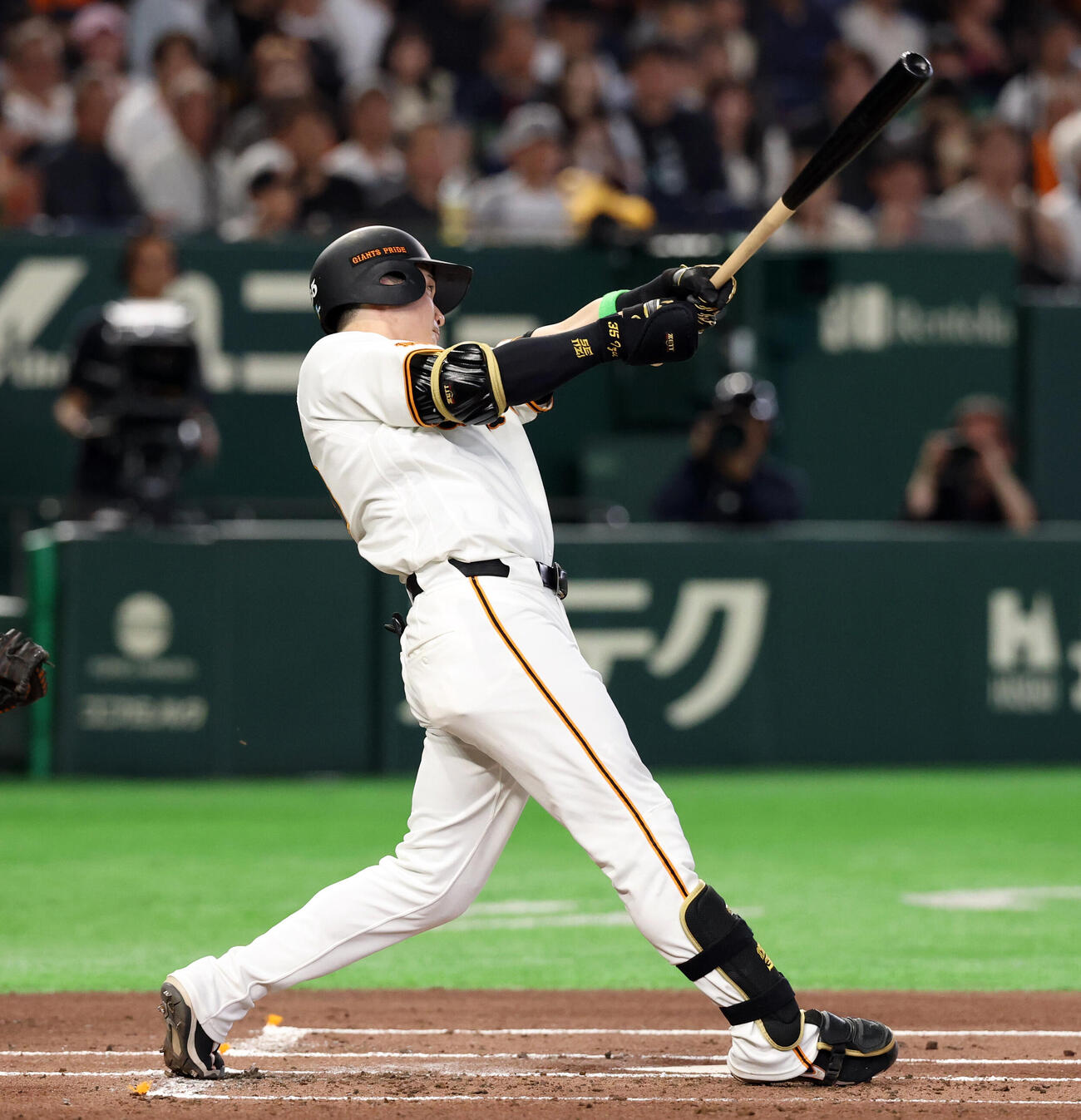 巨人対ヤクルト　1回裏巨人2死、泉口友汰は左前打を放つ（撮影・浅見桂子）