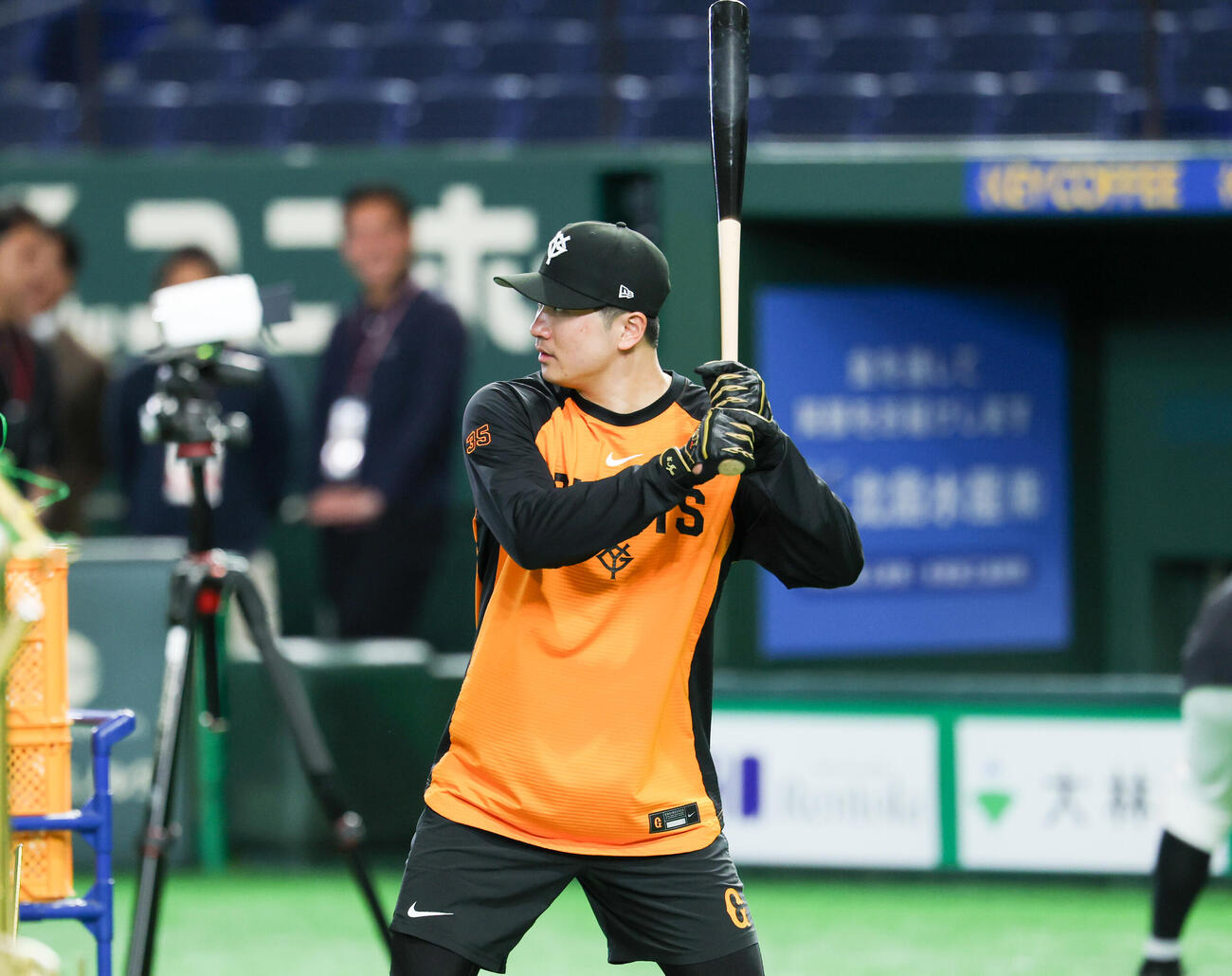 巨人対ヤクルト　東京ドームで打撃練習をする巨人泉口友汰（撮影・増田悦実）＝2026年5月4日、東京ドーム