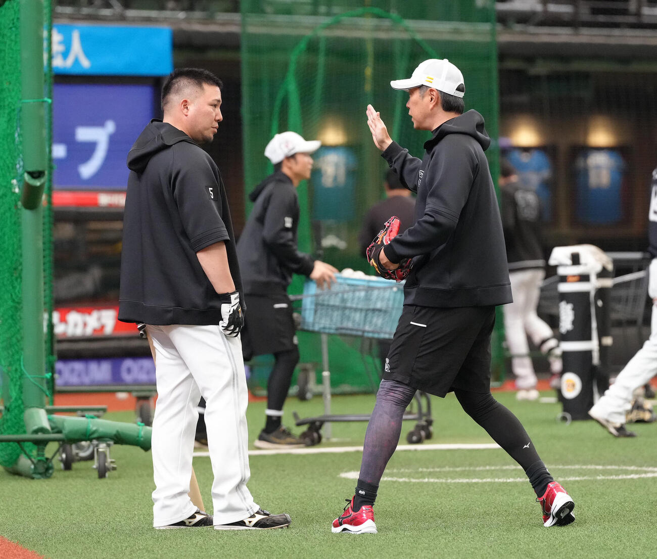 西武対ソフトバンク　試合前、ソフトバンク山川穂高（左）を指導する小久保裕紀監督　（撮影・足立雅史）