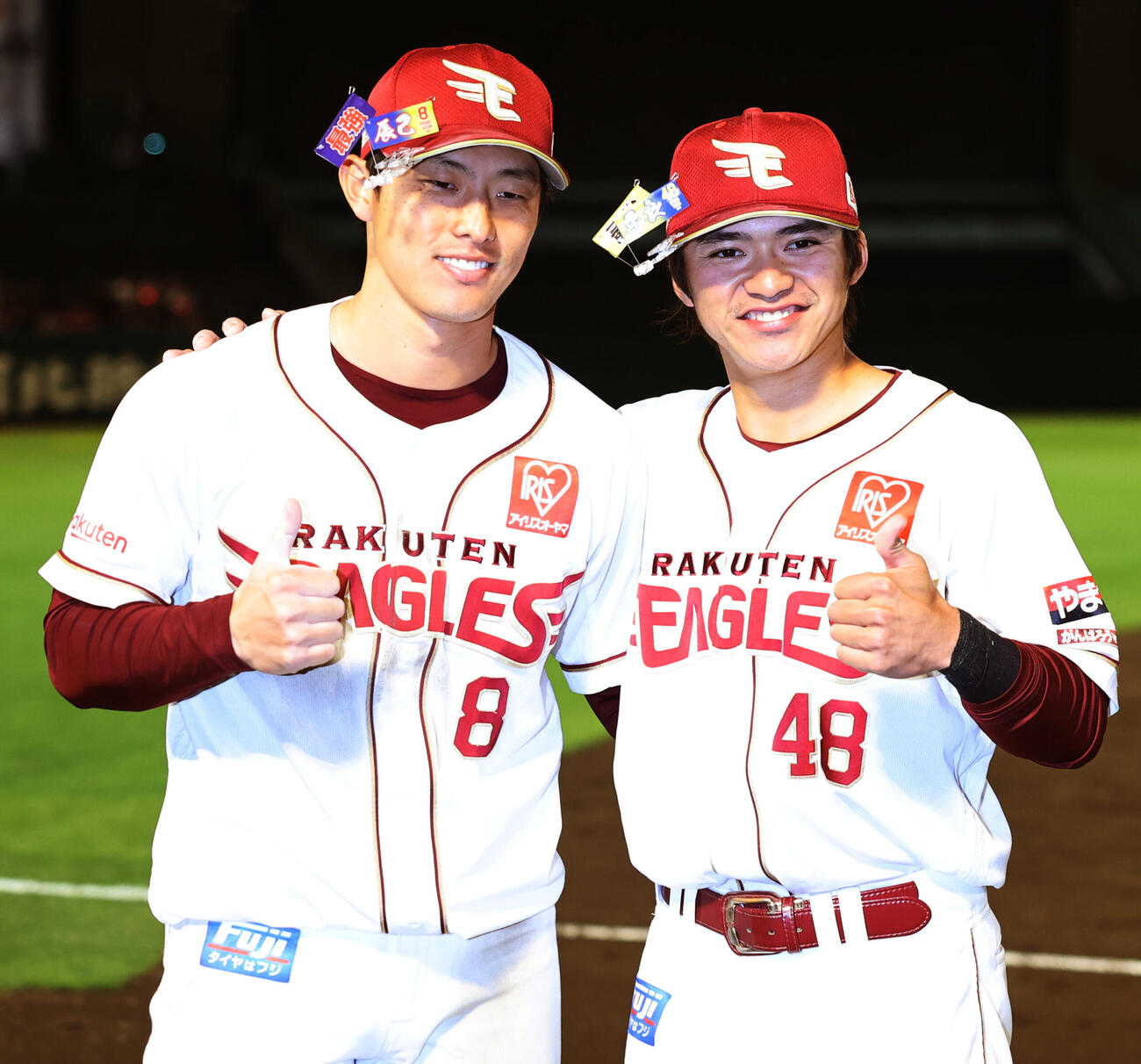 楽天対日本ハム　勝利を喜ぶ楽天辰己涼介（左）と平良竜哉（撮影・野上伸悟）