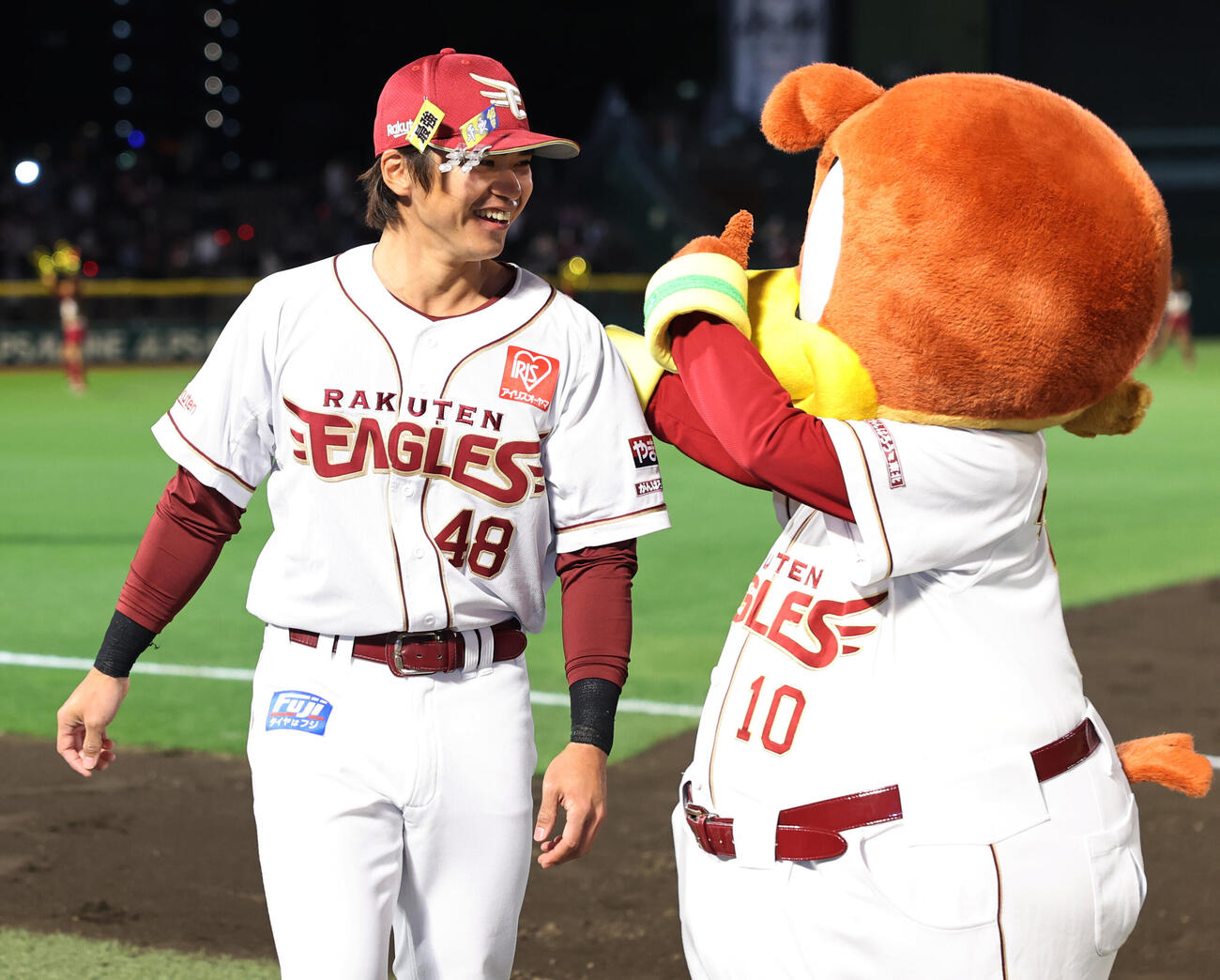 楽天対日本ハム　勝利しクラッチ（右）と喜ぶ平良竜哉（撮影・野上伸悟）