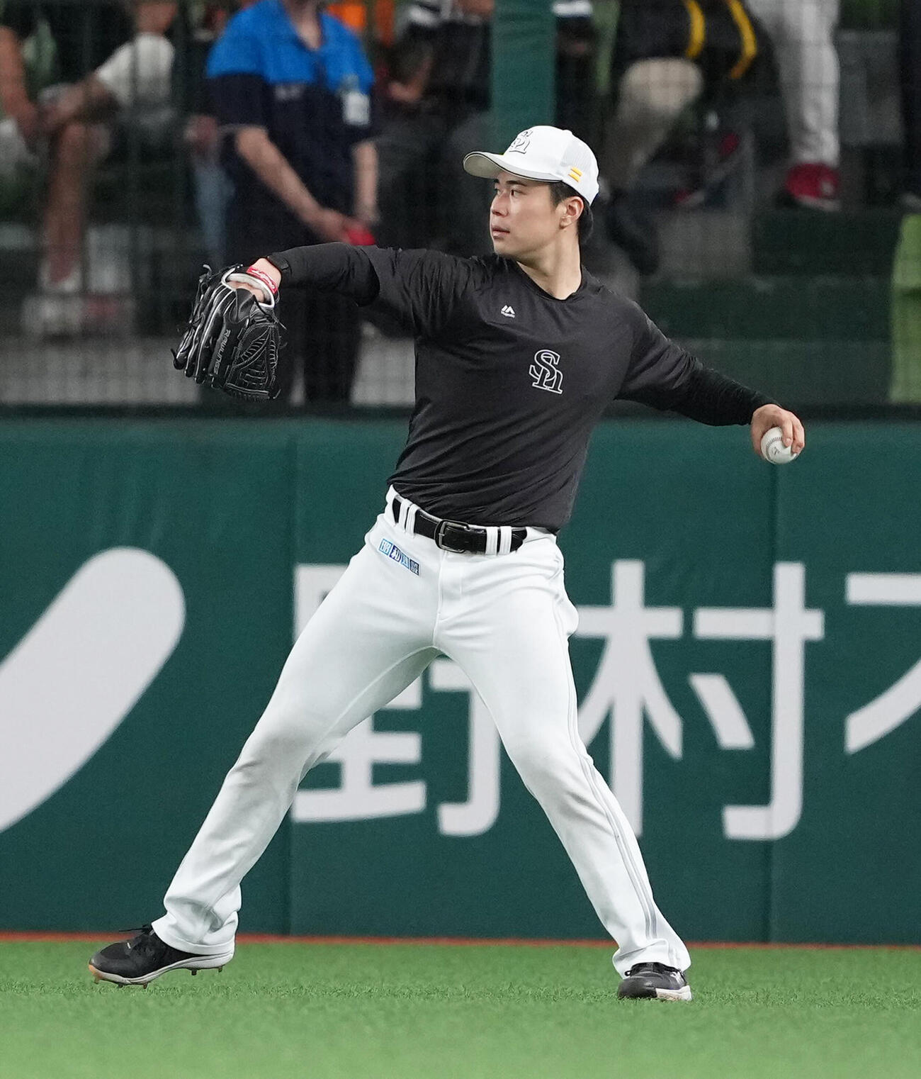 西武対ソフトバンク　キャッチボールで調整するソフトバンク松本晴（撮影・足立雅史）