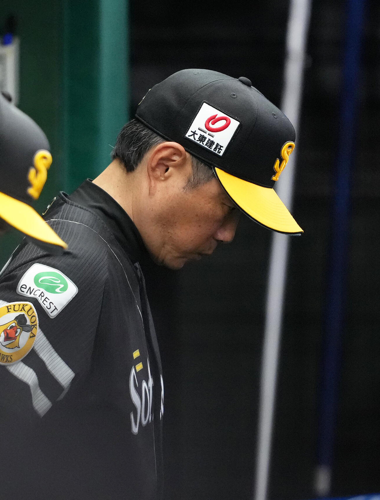 西武対ソフトバンク　ベンチでうつむくソフトバンク小久保裕紀監督（撮影・足立雅史）