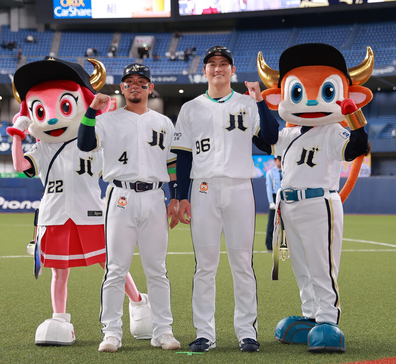 オリックス対ロッテ　ロッテに勝利し、ポーズを決めるオリックス森友哉（左）と高島泰都（撮影・上山淳一）