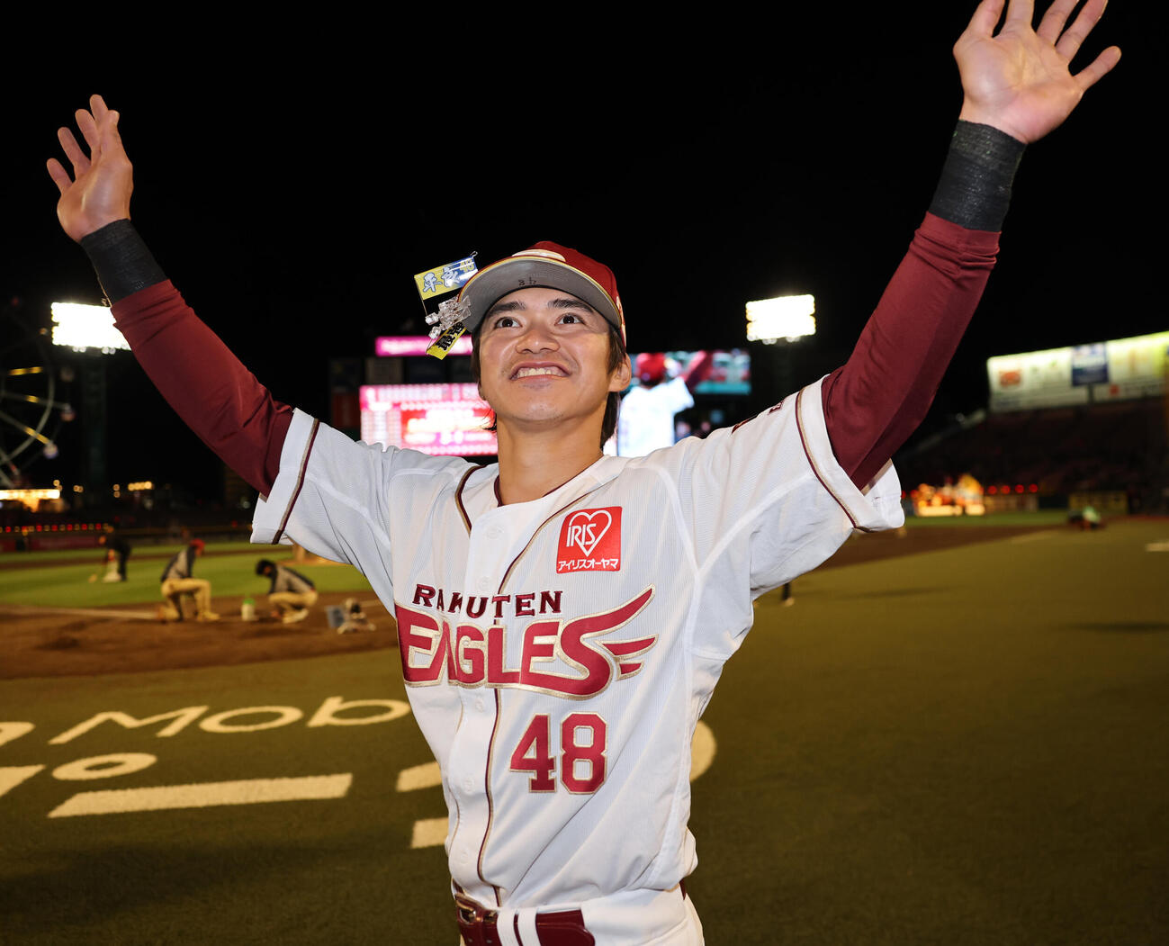 楽天対日本ハム　勝利しファンの祝福に応える楽天平良竜哉（撮影・野上伸悟）