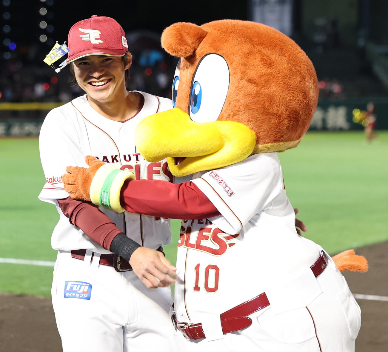 楽天対日本ハム　勝利しクラッチ（右）と喜ぶ平良竜哉（撮影・野上伸悟）