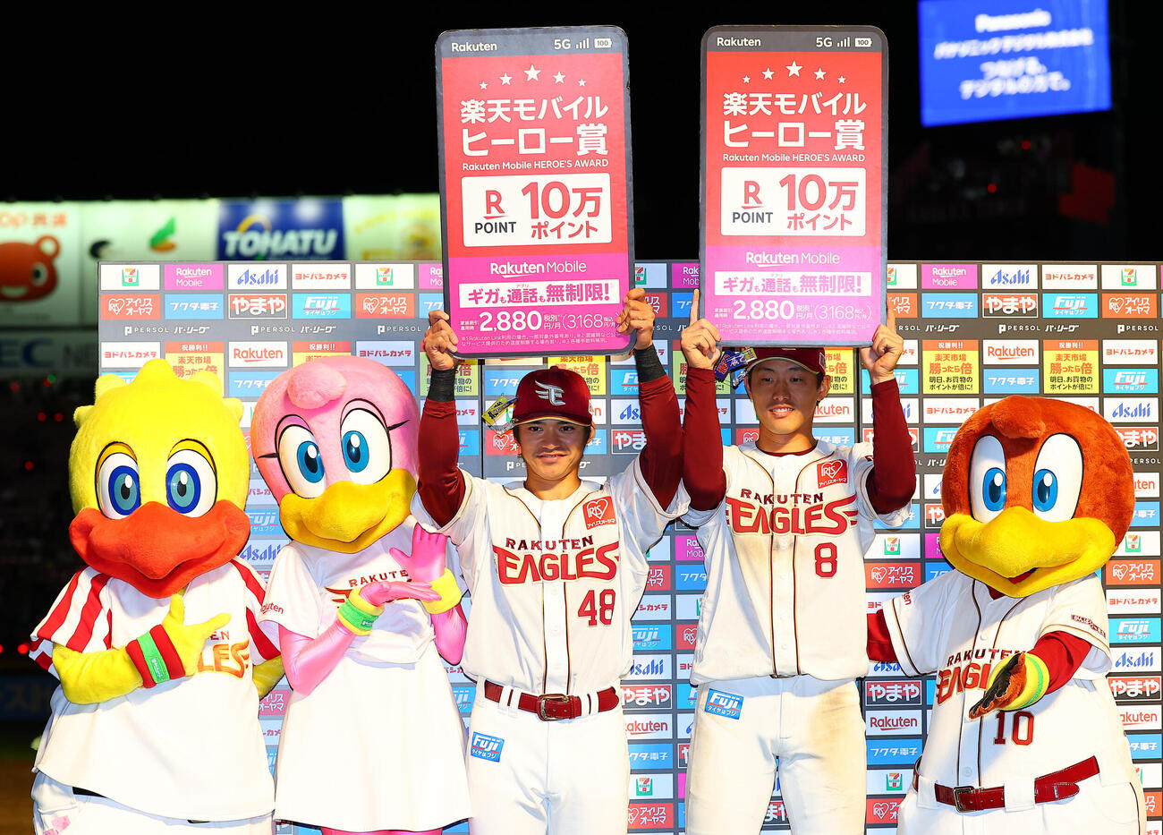 楽天対日本ハム　勝利のし喜ぶ楽天平良竜哉（左）と辰己涼介（撮影・野上伸悟）