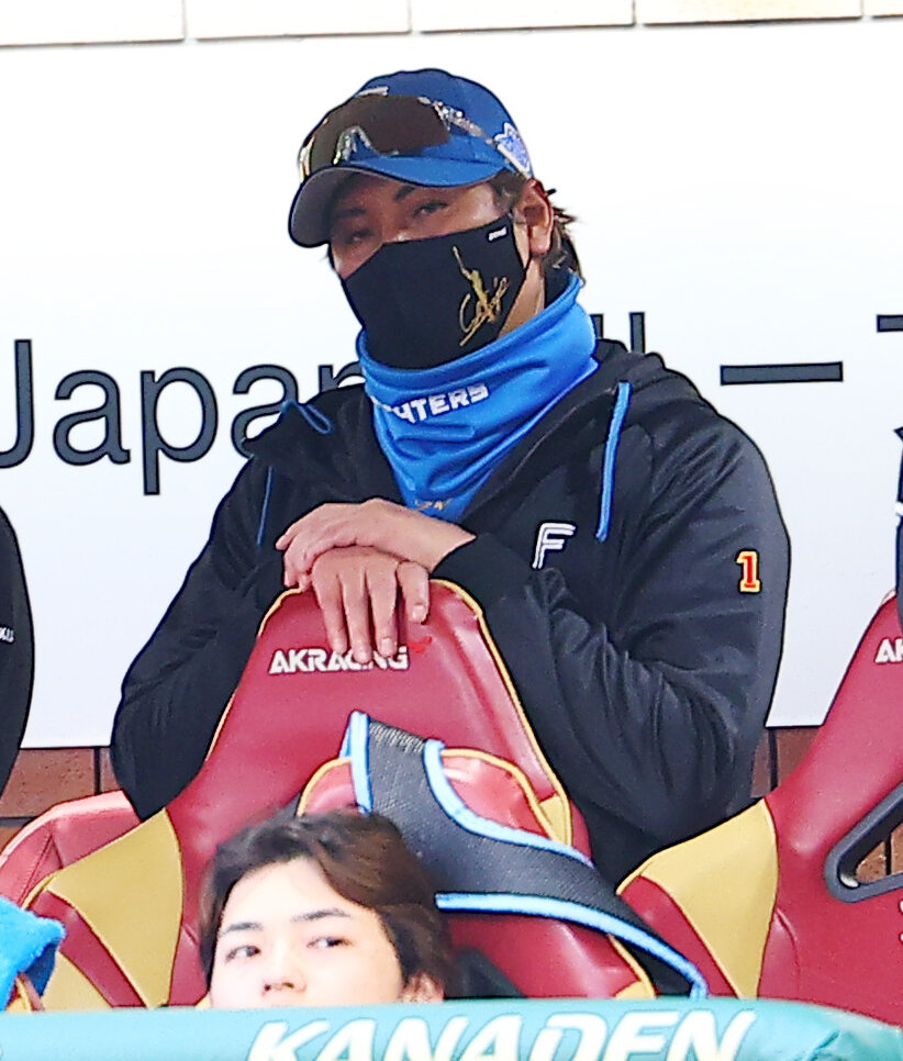 楽天対日本ハム　試合をみつめる日本ハム新庄剛志監督（撮影・野上伸悟）