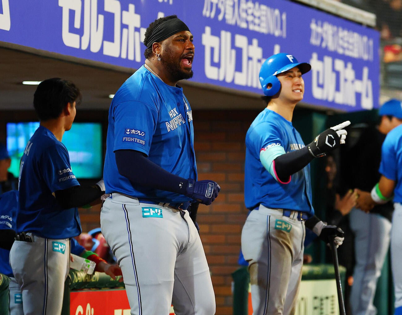 楽天対日本ハム　7回表日本ハム1死三塁、ロドルフォ・カストロの先制中犠飛を喜ぶフランミル・レイエス（撮影・野上伸悟）