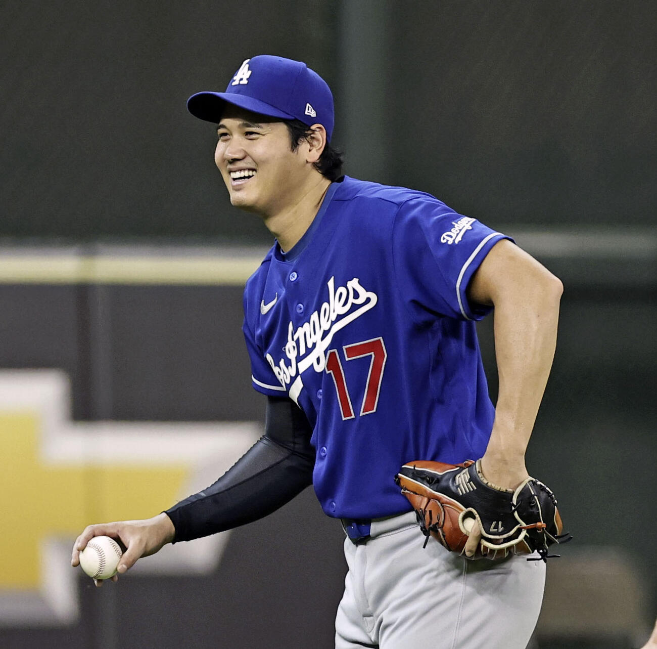 試合前に笑顔でキャッチボールする米大リーグ、ドジャースの大谷翔平。ナショナル・リーグ投手部門で3、4月の月間MVPに選出され、投手として初受賞を果たした＝4日、ヒューストン（共同）