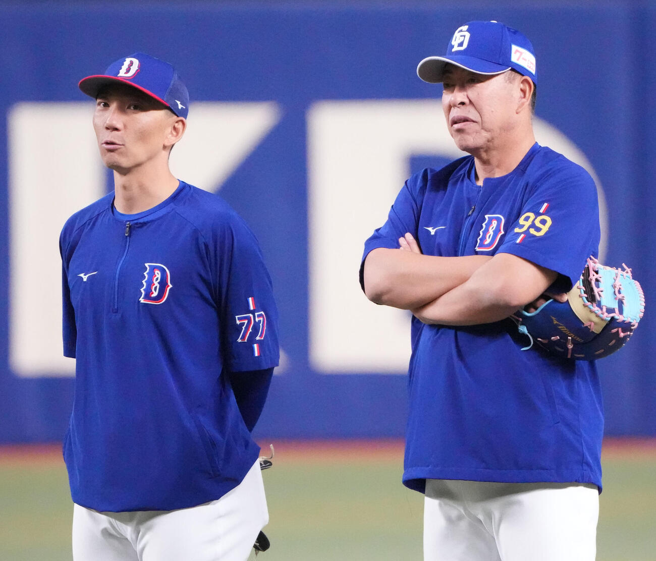 中日対阪神　試合前、言葉を交わす左から嶋基宏ヘッドコーチと井上一樹監督（撮影・森本幸一）