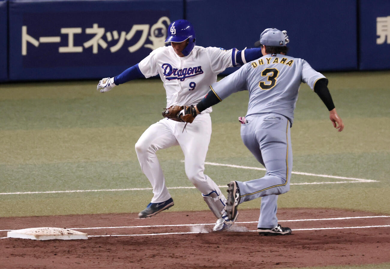 中日対阪神　1回裏中日無死、遊ゴロの石伊雄太は一塁手前で一塁手大山悠輔（右）と接触（撮影・加藤哉）