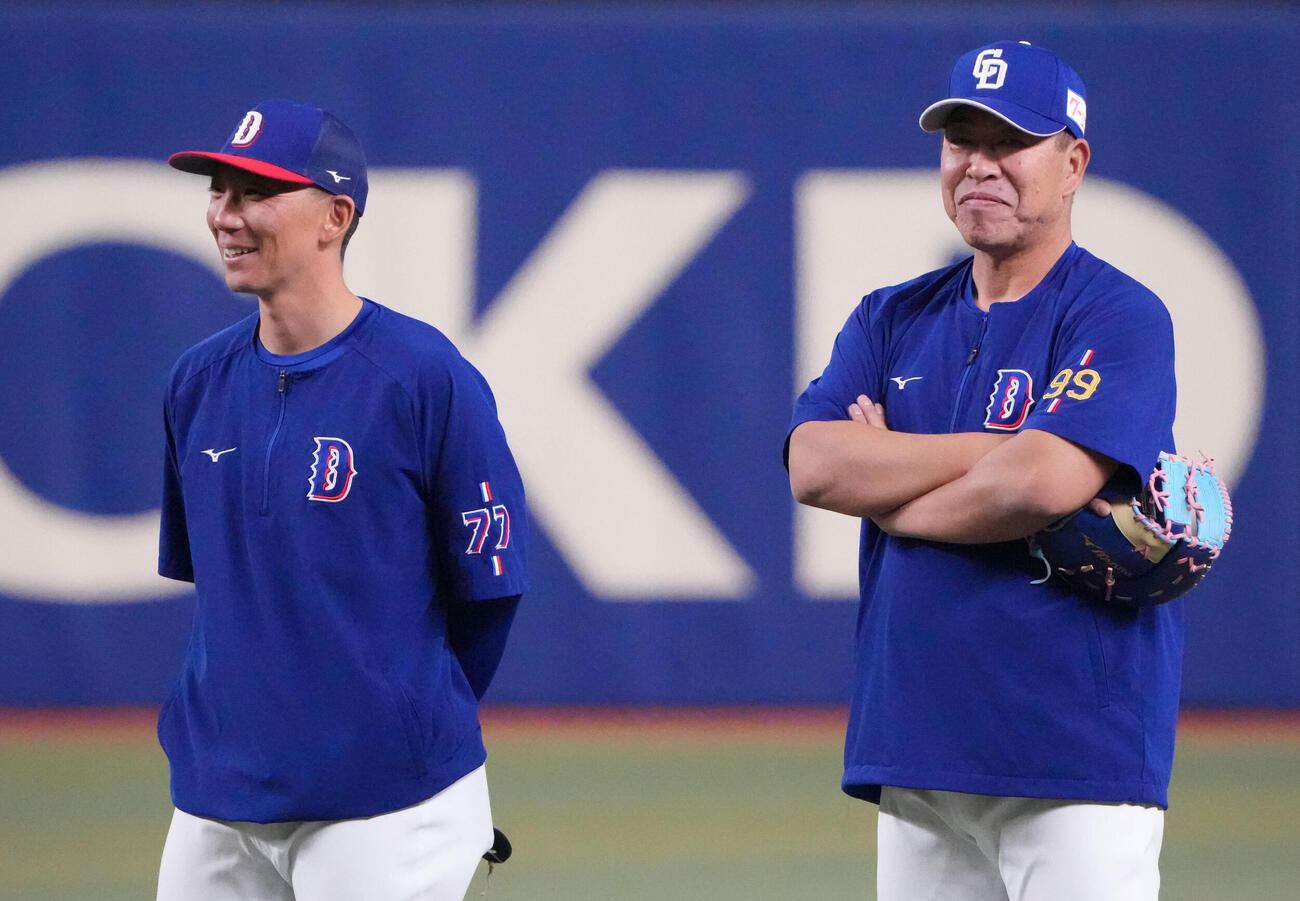 中日対阪神　試合前、言葉を交わす左から嶋基宏ヘッドコーチと井上一樹監督（撮影・森本幸一）
