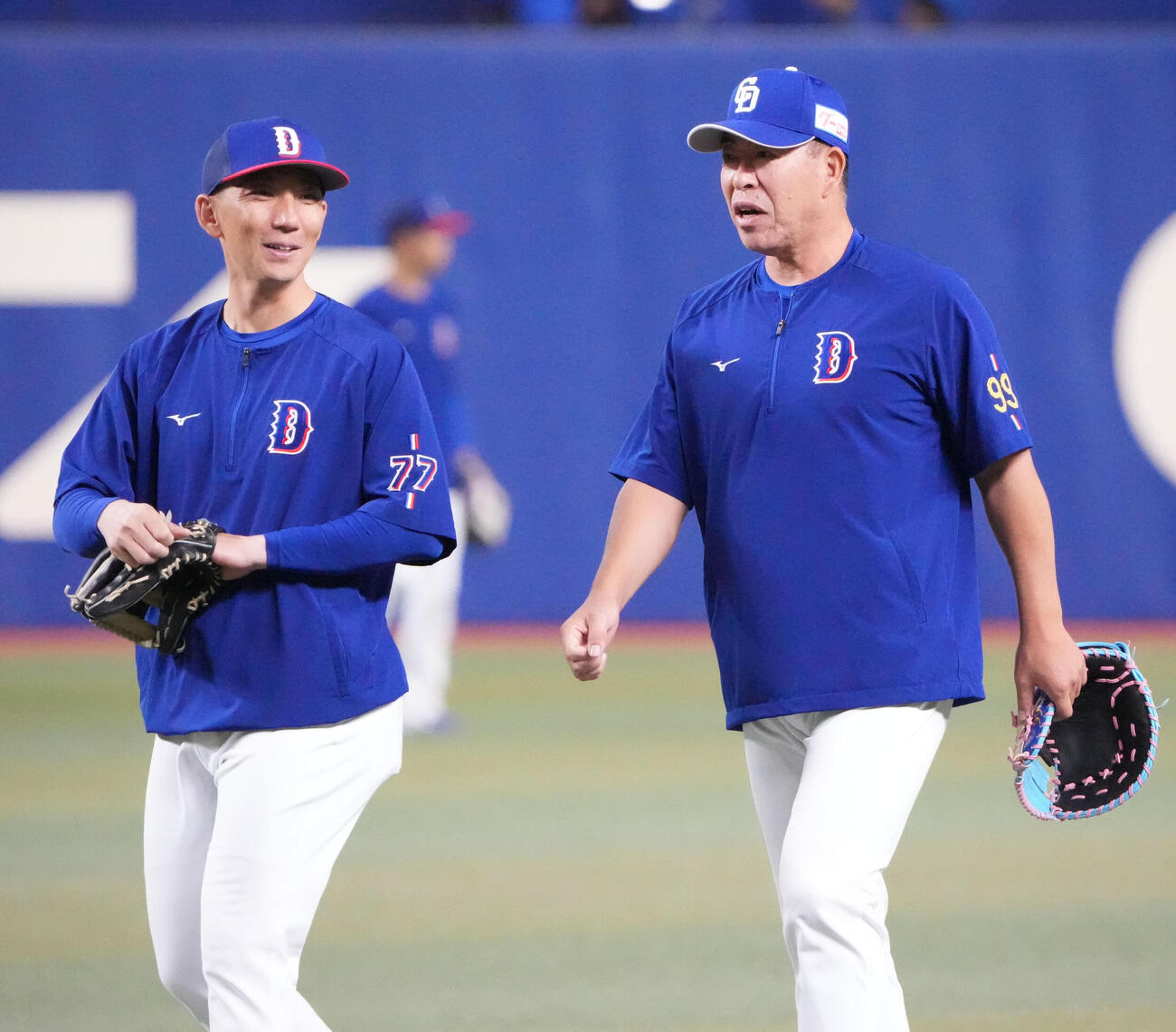 中日対阪神　試合前、言葉を交わす左から嶋基宏ヘッドコーチと井上一樹監督（撮影・森本幸一）
