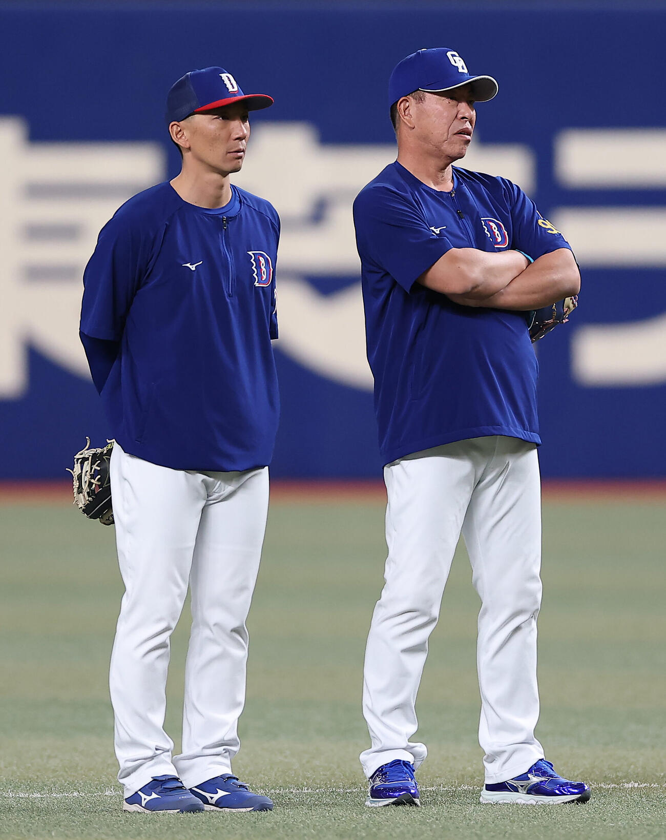 中日対阪神　試合前練習で言葉を交わす中日嶋基宏ヘッドコーチ（左）と井上一樹監督（撮影・前田充）