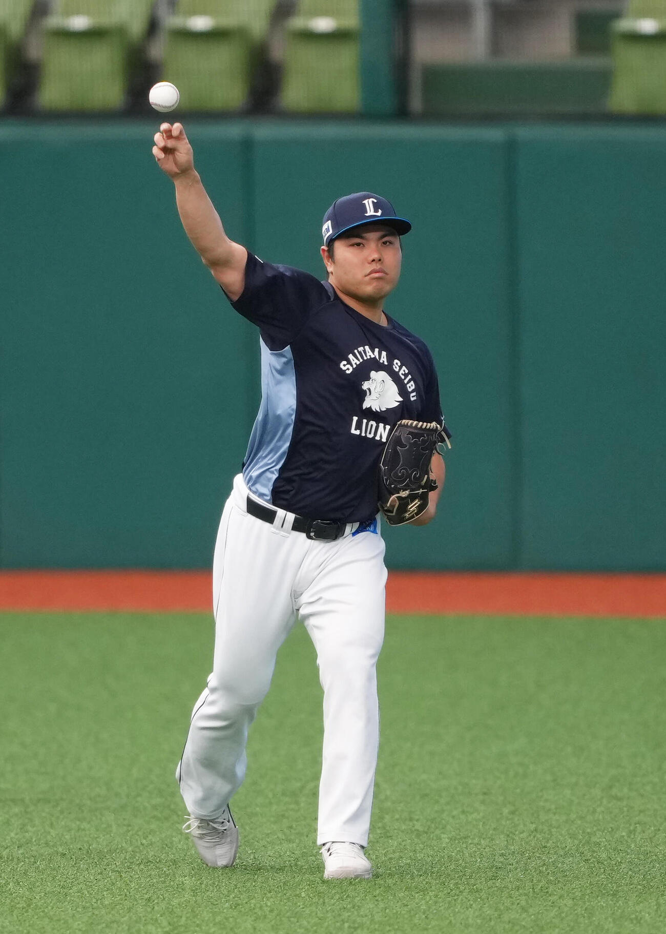 西武対ソフトバンク　キャッチボールで調整する西武平良海馬（撮影・足立雅史）