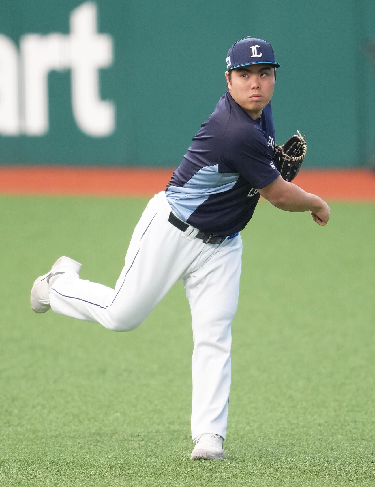 西武対ソフトバンク　キャッチボールで調整する西武平良海馬（撮影・足立雅史）