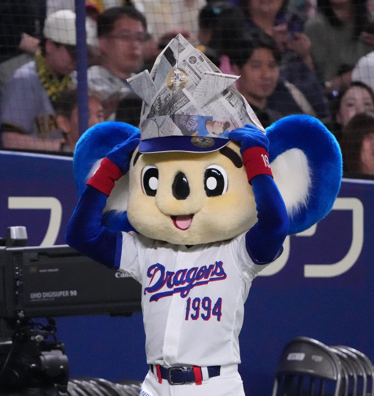 中日対阪神　試合前、かぶとをかぶり姿を見せたドアラ（撮影・森本幸一）