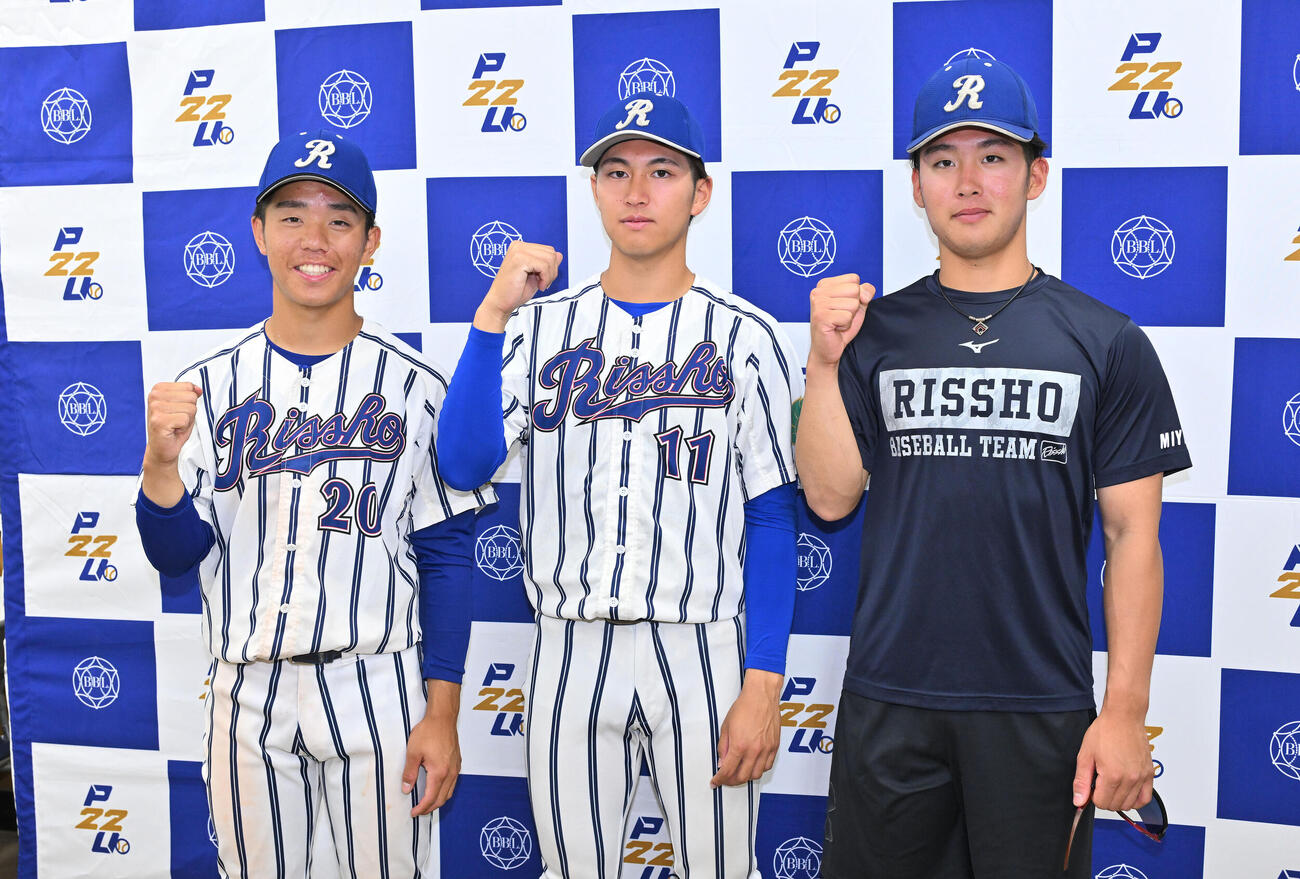 中大対立正大　試合後、記念撮影する立正大の、左から矢野塁、仁田陽翔、三好元気（撮影・滝沢徹郎）