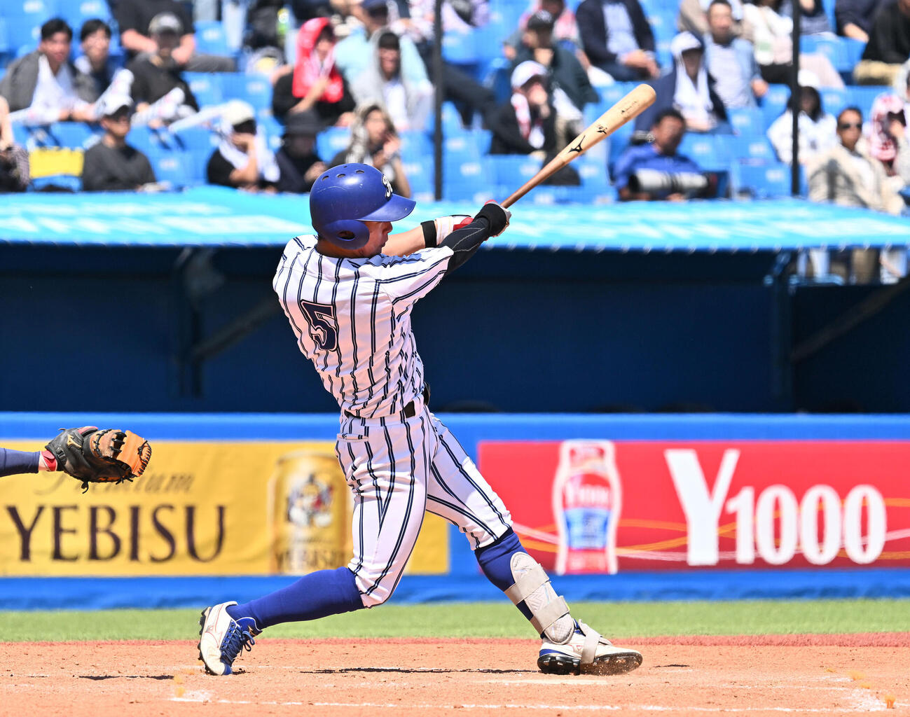 中大対立正大　3回裏立大2死三塁、三好元気は中越え適時三塁打を放つ（撮影・滝沢徹郎）
