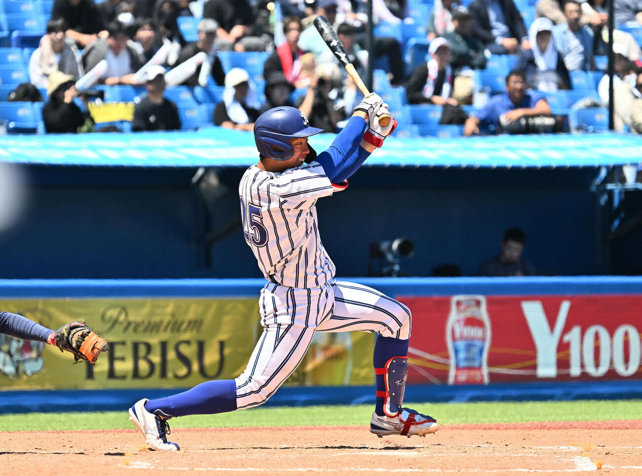 中大対立正大　8回裏立正大2死一、三塁、椎木卿五は中前適時打を放つ（撮影・滝沢徹郎）