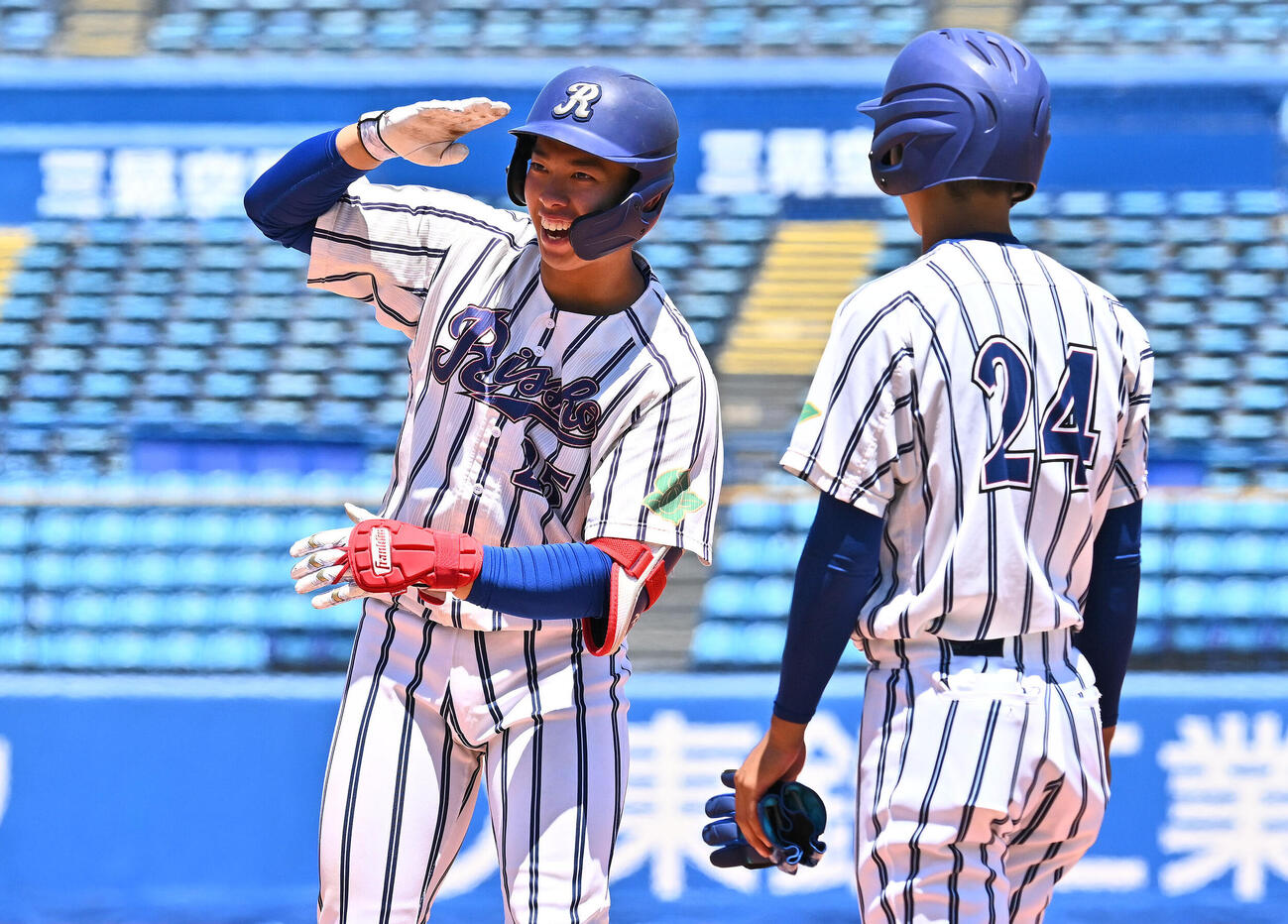 中大対立大　8回裏立正大2死一、三塁、椎木卿五（左）は中前適時打を放ちポーズを決める（撮影・滝沢徹郎）