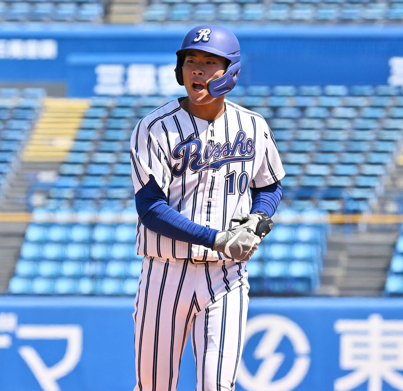 中大対立正大　2回裏立正大2死、高田庵冬は中前打を放ちガッツポーズする（撮影・滝沢徹郎）