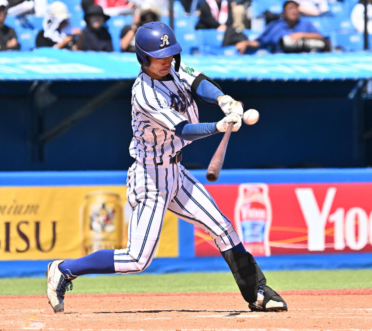 中大対立正大　3回裏立正大1死三塁、藤崎凌太郎は左前適時打を放つ（撮影・滝沢徹郎）
