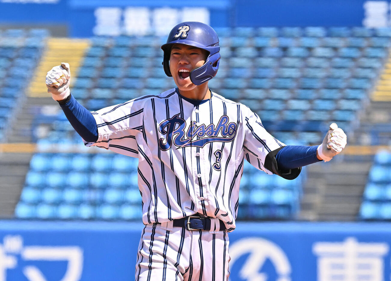 中大対立正大　3回裏立正大1死三塁、藤崎凌太郎は左前適時打を放ち雄たけびを上げる（撮影・滝沢徹郎）