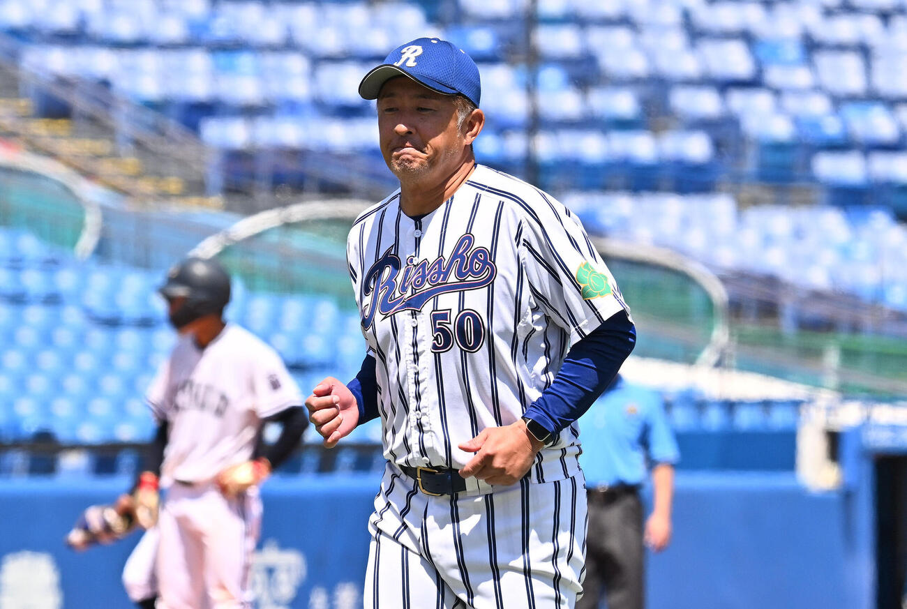 中大対立大　マウンドで集まった選手に声をかけ引き揚げる立正大・金剛弘樹監督（撮影・滝沢徹郎）