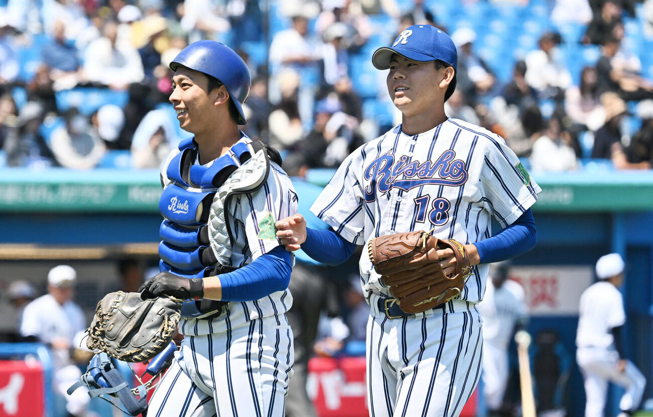 中大対立正大　7回表を抑え引き揚げる立正大2番手の田中昇之介（右）と椎木卿五撮影・滝沢徹郎）