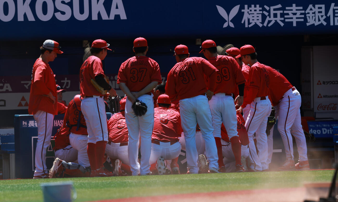 DeNA対広島　試合前、円陣を組む広島ナイン（撮影・水谷安孝）