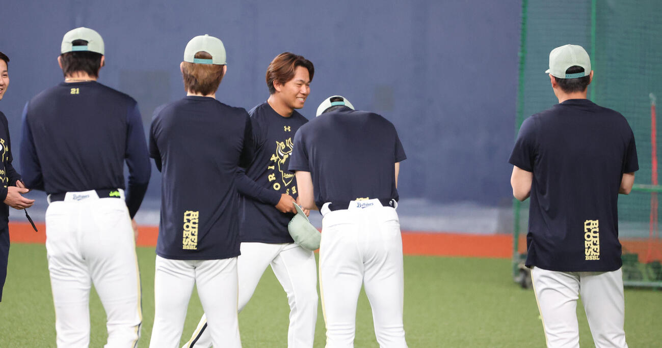 オリックス対ロッテ　1軍に合流したオリックス宮国凌空な練習前にナインにあいさつ（撮影・西尾就之）