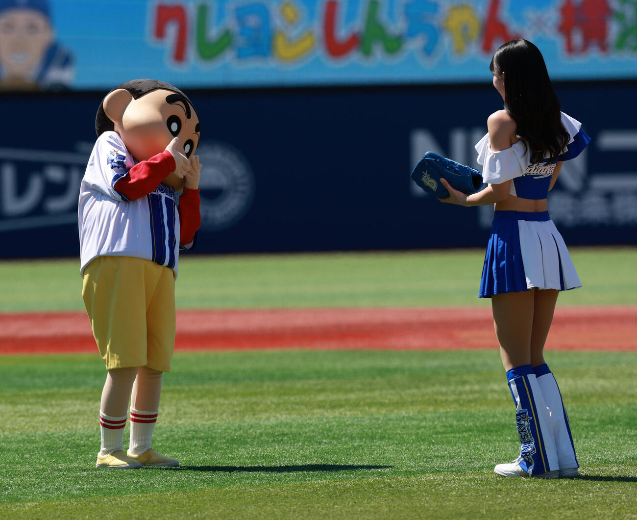 DeNA対広島　試合前、セレモニアルピッチのため登場したクレヨンしんちゃん（左）はdianaからボールを受け取る（撮影・水谷安孝）