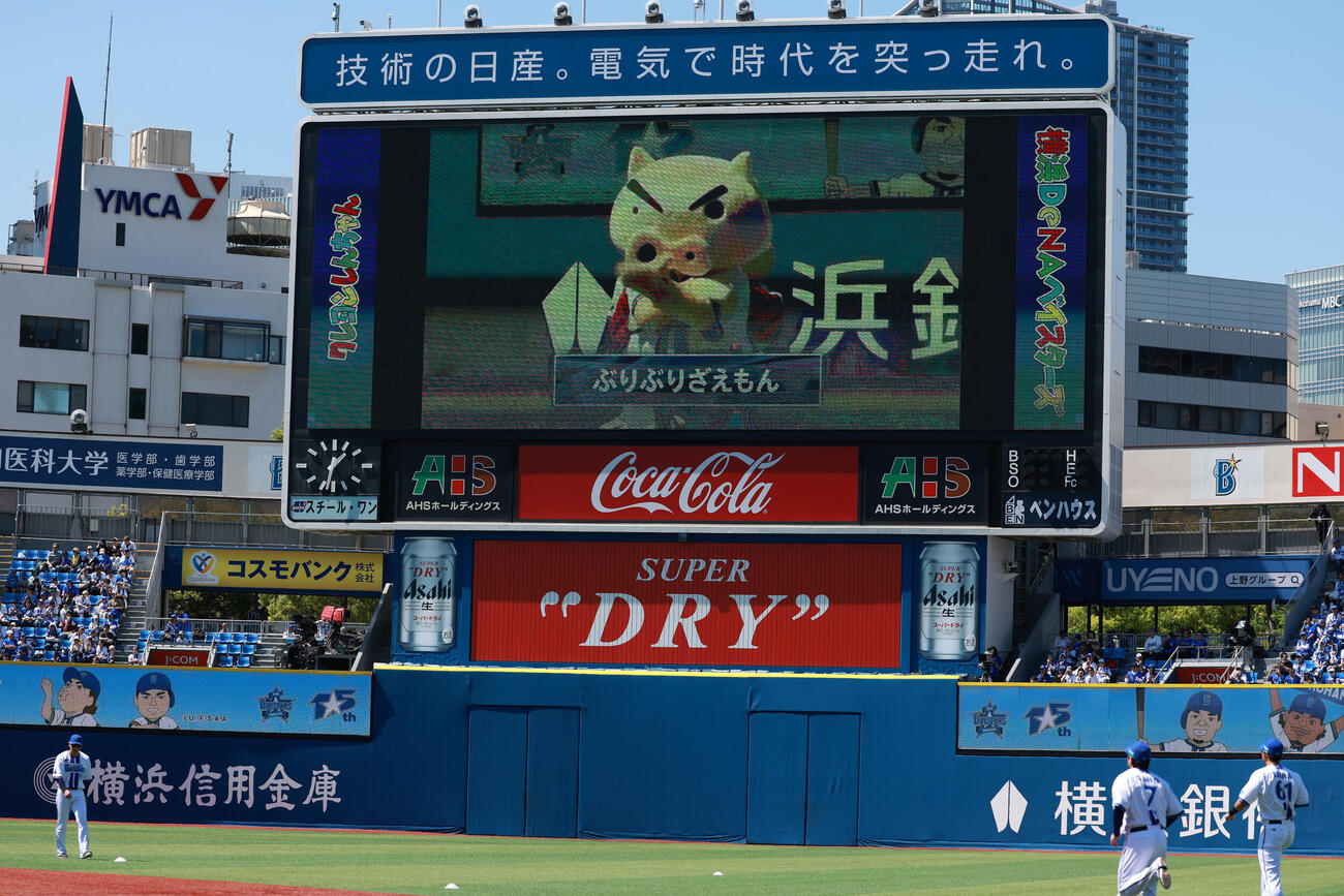 DeNA対広島　試合前、セレモニアルピッチのため登場したクレヨンしんちゃん（左）とぶりぶりざえもん（撮影・水谷安孝）
