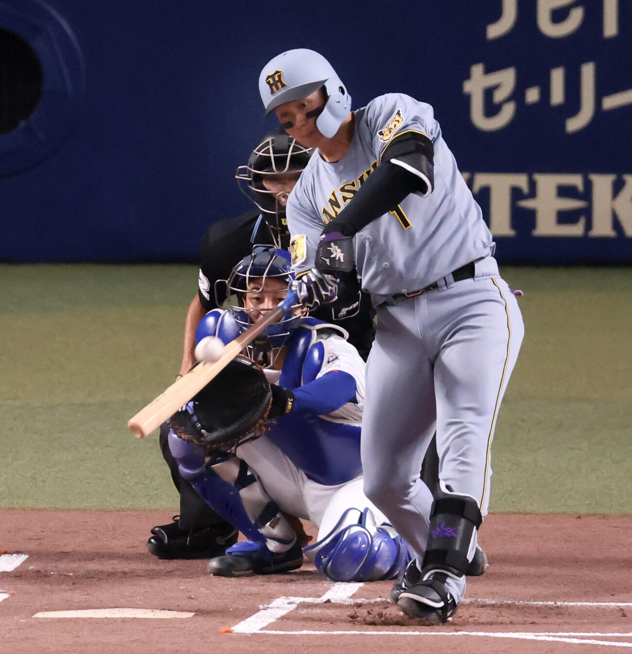 中日対阪神　1回表阪神2死、森下翔太は左越えソロ本塁打を放つ（撮影・加藤哉）