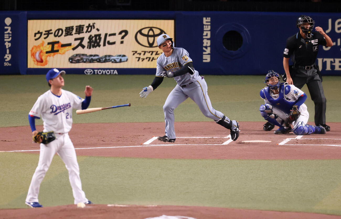 中日対阪神　1回表阪神2死、森下翔太は左越えソロ本塁打を放つ。投手金丸夢斗（撮影・加藤哉）