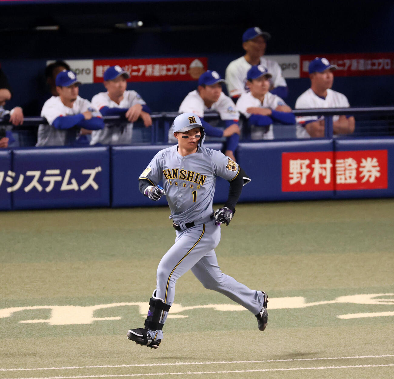 中日対阪神　1回表阪神2死、森下翔太は左越えソロ本塁打を放つ（撮影・加藤哉）
