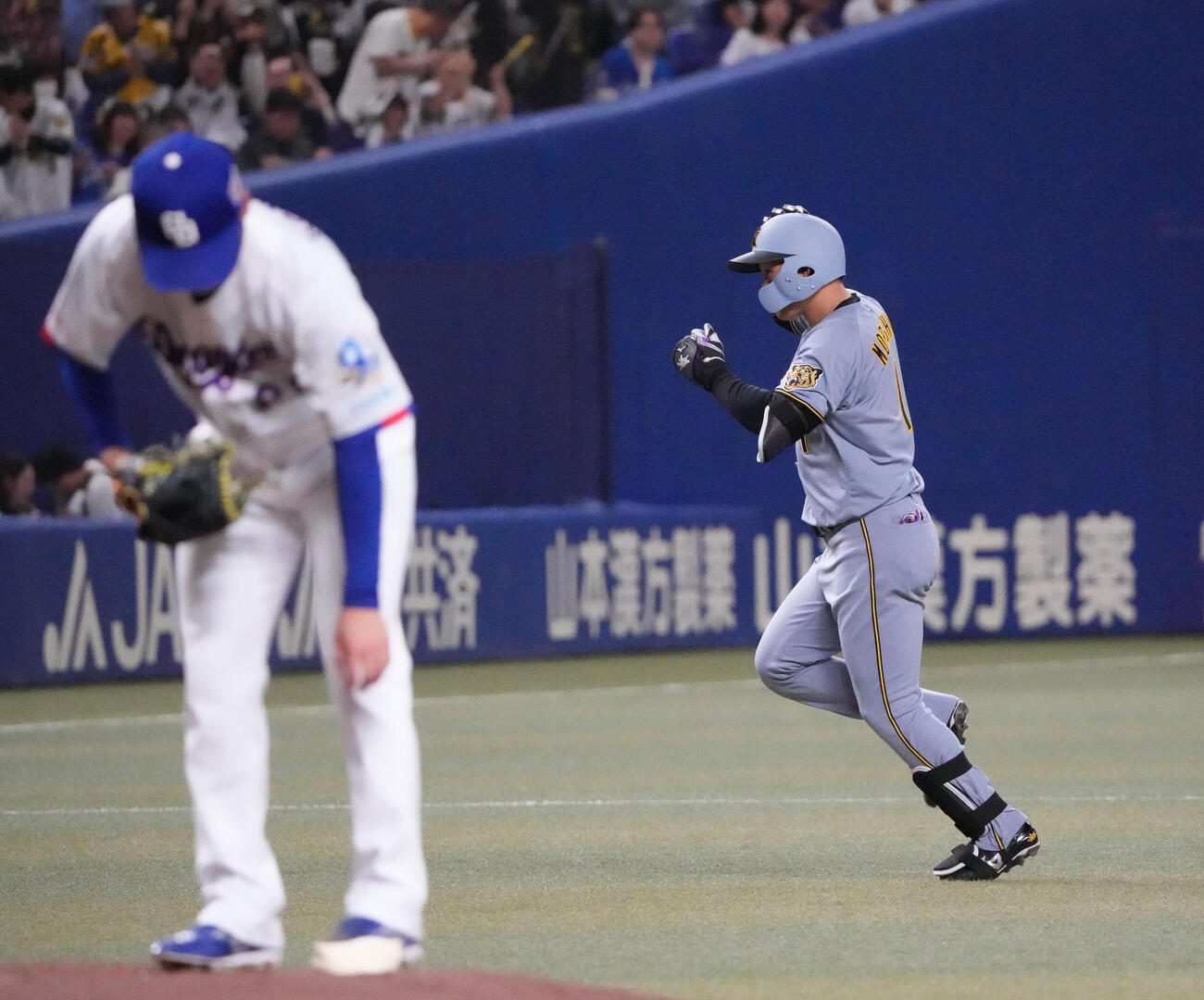 中日対阪神　1回表阪神2死、森下翔太（右）はソロ本塁打を放ちダイヤモンドを回る（撮影・森本幸一）