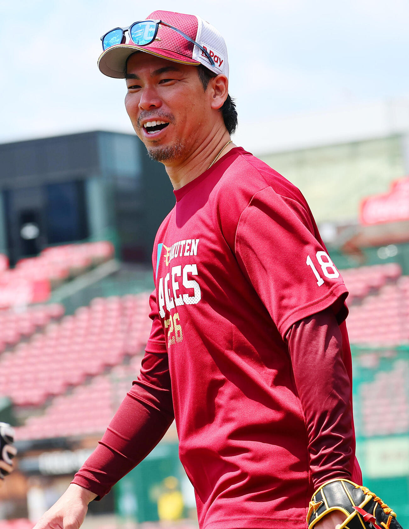 楽天対日本ハム　練習中に笑顔をみせる楽天前田健太（撮影・野上伸悟）