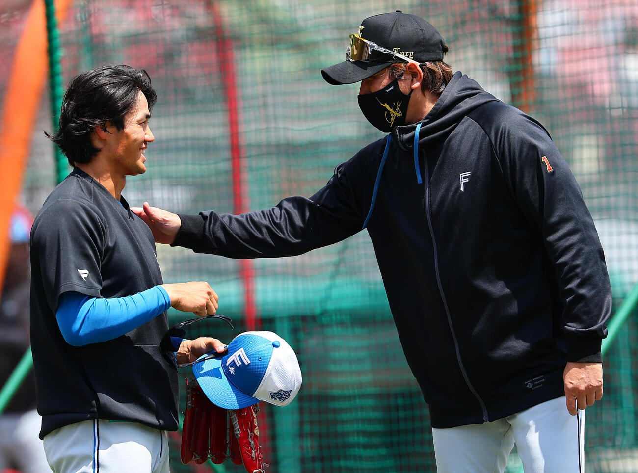 楽天対日本ハム　1軍に昇格した細川凌平（左）日本ハム声をかける日本ハム新庄剛志監督（撮影・野上伸悟）