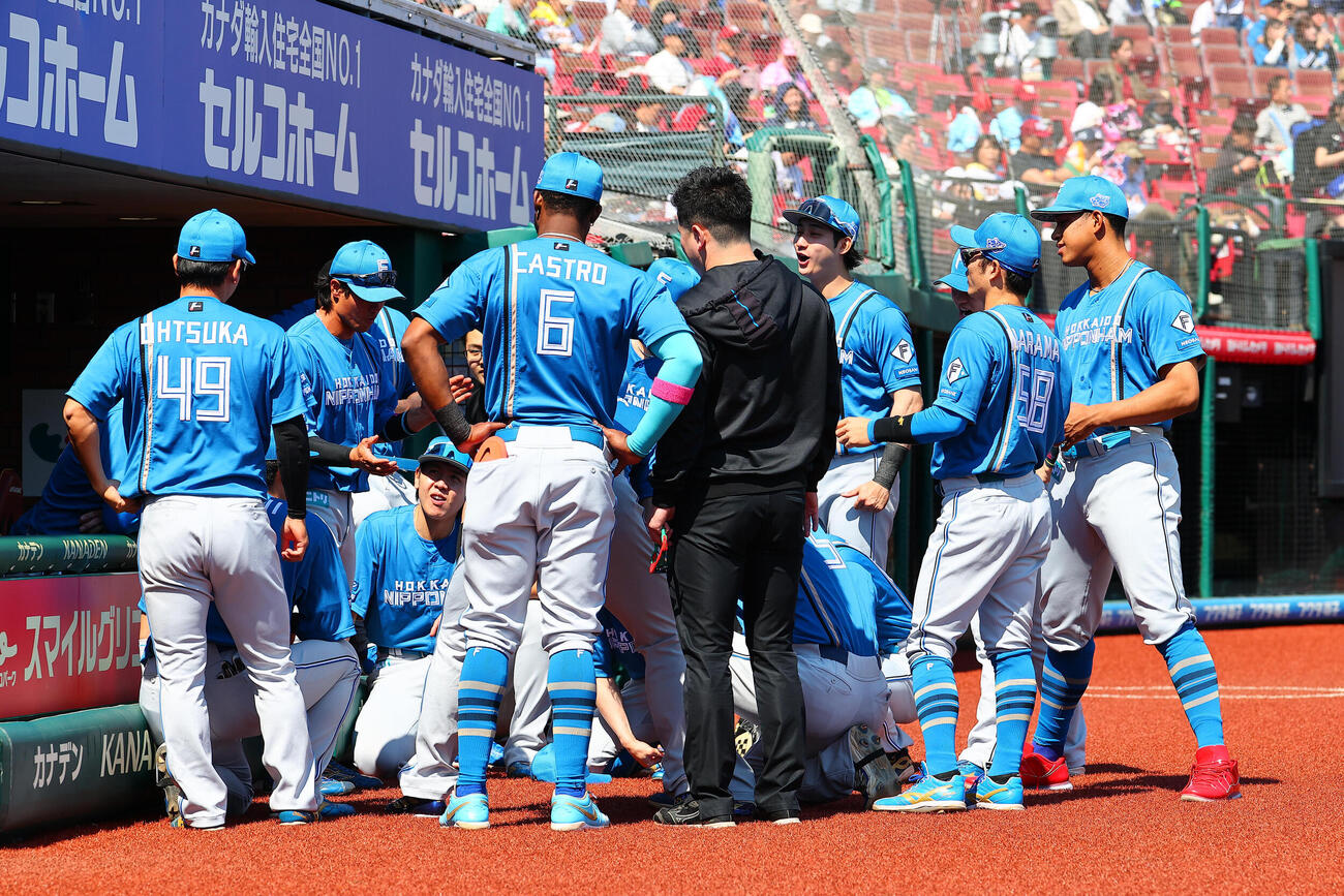楽天対日本ハム　試合前の円陣で声出しをする細川凌平（撮影・野上伸悟）