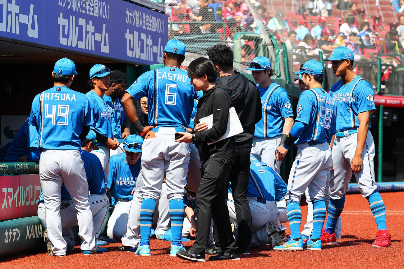 楽天対日本ハム　試合前の円陣で声出しをする細川凌平（撮影・野上伸悟）