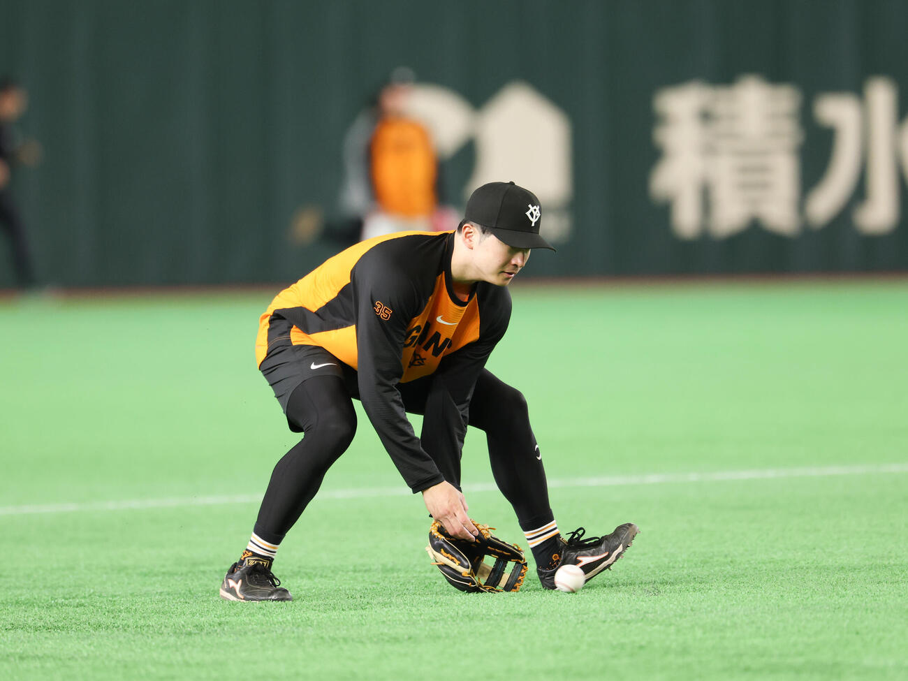 巨人対ヤクルト　ノックを受ける巨人泉口友汰（撮影・増田悦実）