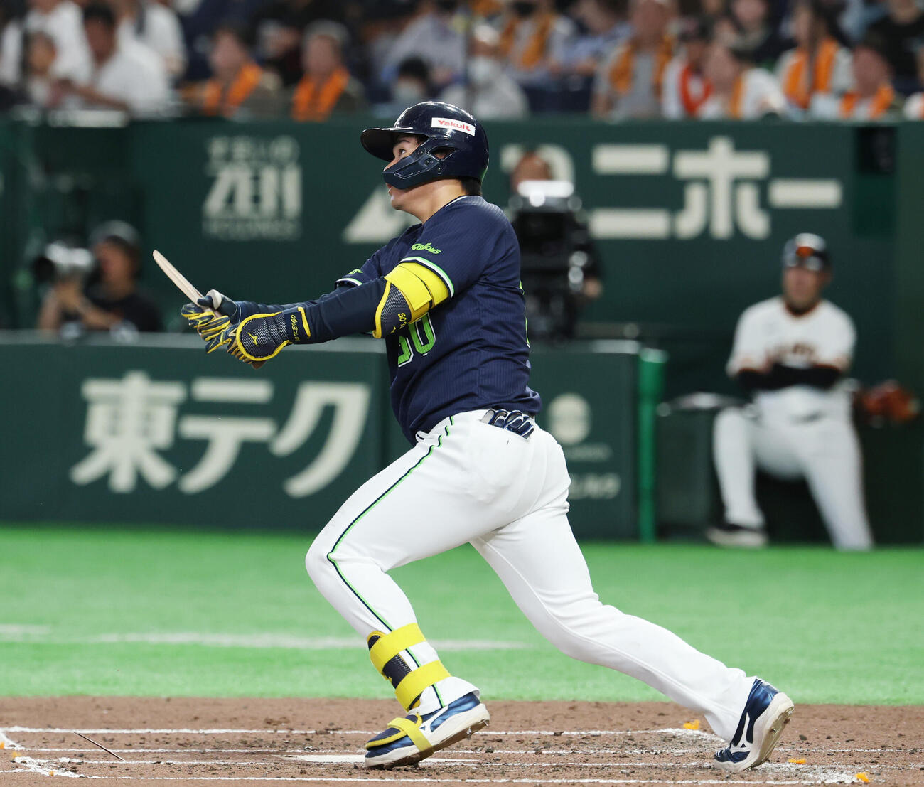 巨人対ヤクルト　4回表ヤクルト1死二塁、内野安打を放つ北村恵吾（撮影・増田悦実）