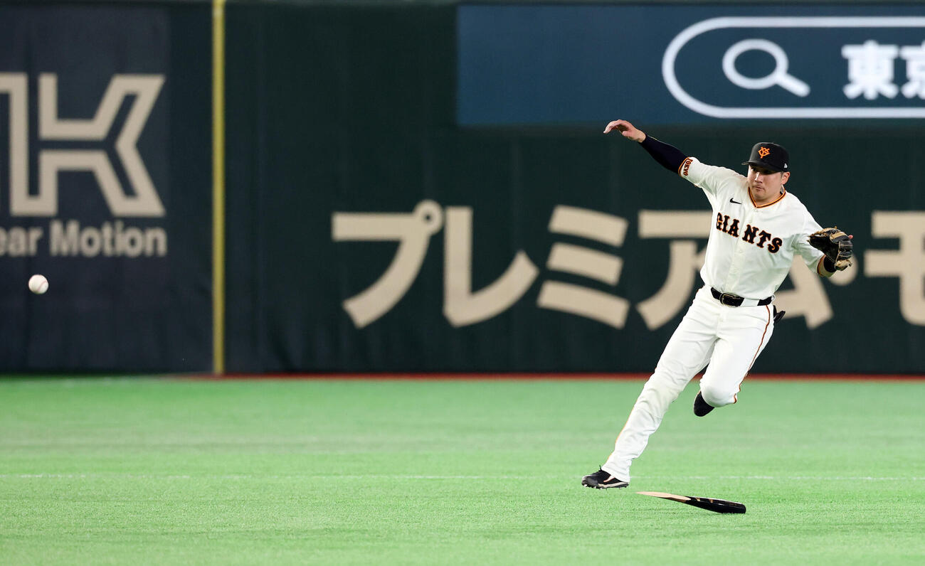 巨人対ヤクルト　4回表ヤクルト1死二塁、北村恵吾の折れたバットをボールが同時に飛び、内野安打にする泉口友汰（（撮影・浅見桂子）
