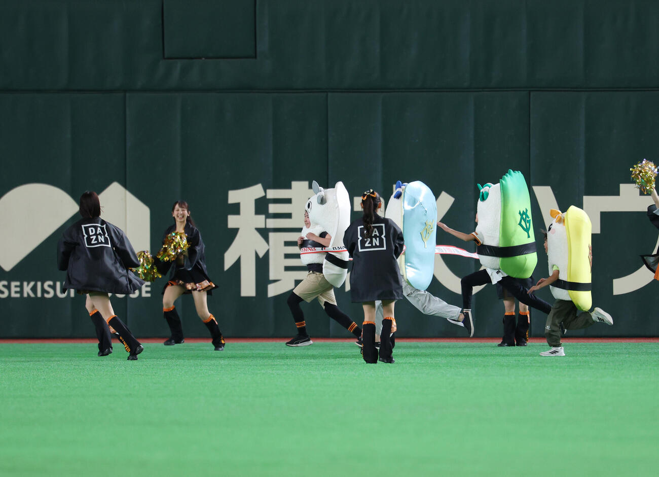巨人対ヤクルト　すしレースはいかが1着（撮影・増田悦実）